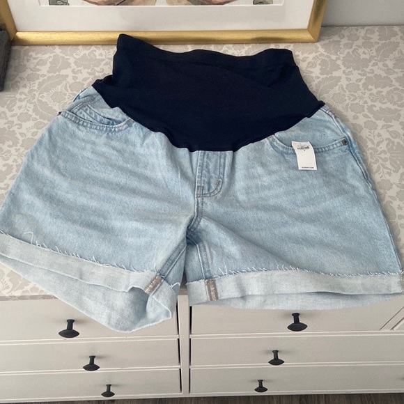 Old Navy Maternity Jean Cut-Off Shorts -5-in inseam
Fern Light Wash Size: 8 - Picture 1 of 4